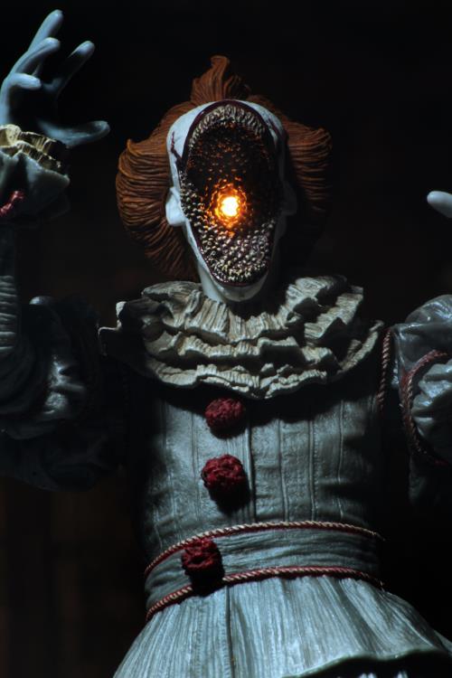 NECA - IT (2017) Ultimate Pennywise (Dancing Clown) Figure